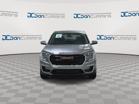 Used 2024 GMC Terrain SLE FWD image 3