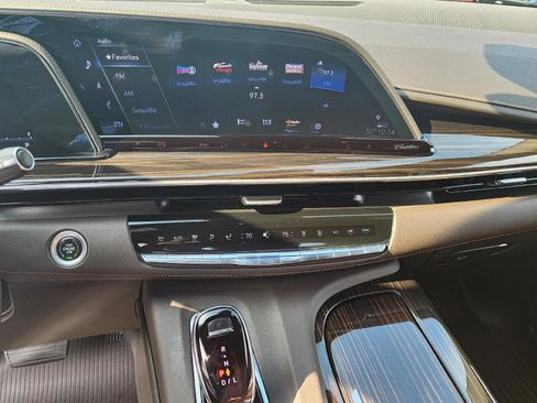 Used 2022 Cadillac Escalade ESV Premium Luxury image 18