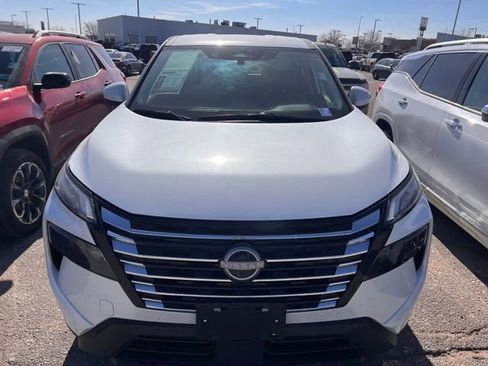 Used 2025 Nissan Rogue SV image 2