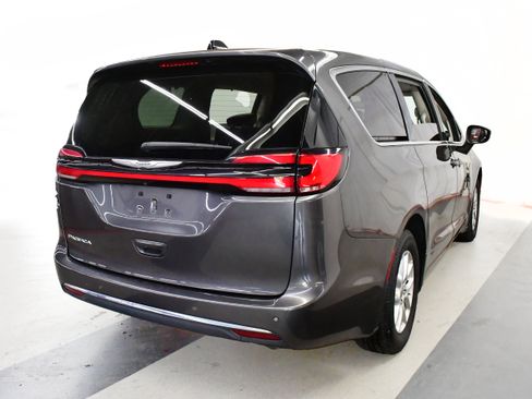 Used 2023 Chrysler Pacifica Touring-L FWD image 7