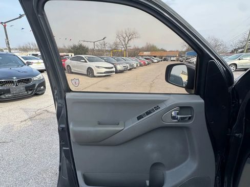 Used 2010 Nissan Frontier SE image 11