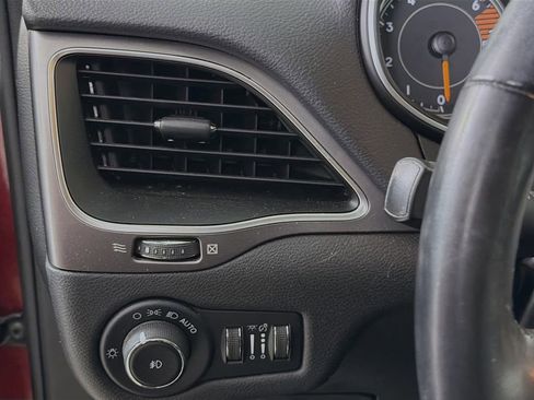 Used 2021 Jeep Cherokee Latitude Plus image 11