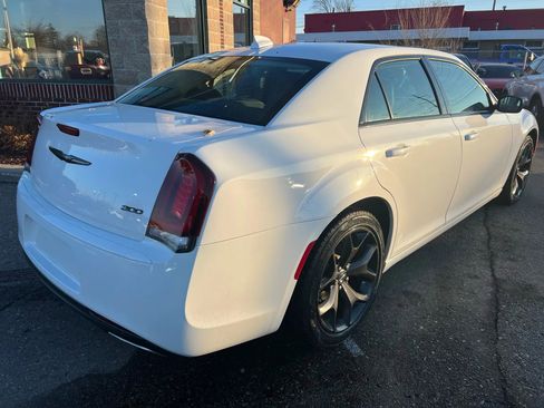 Used 2022 Chrysler 300 Touring w/ Sport Appearance Package image 7