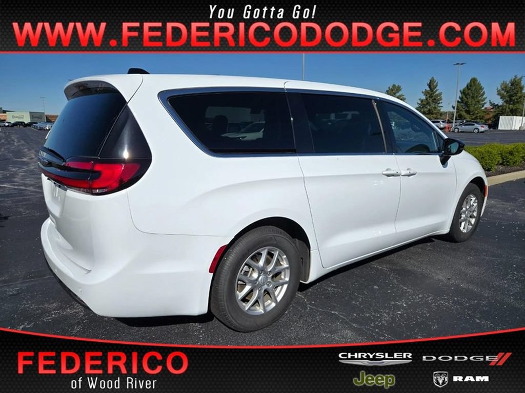 Used 2026 Chrysler Pacifica Select FWD image 1