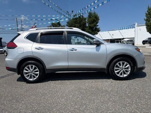 Used 2017 Nissan Rogue SV w/ SV Premium Package AWD/4WD image 3