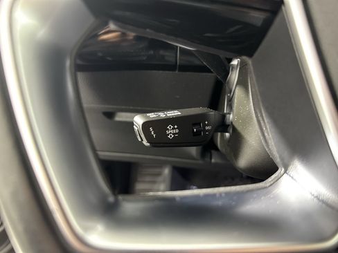 Used 2020 Audi e-tron Premium Plus image 22