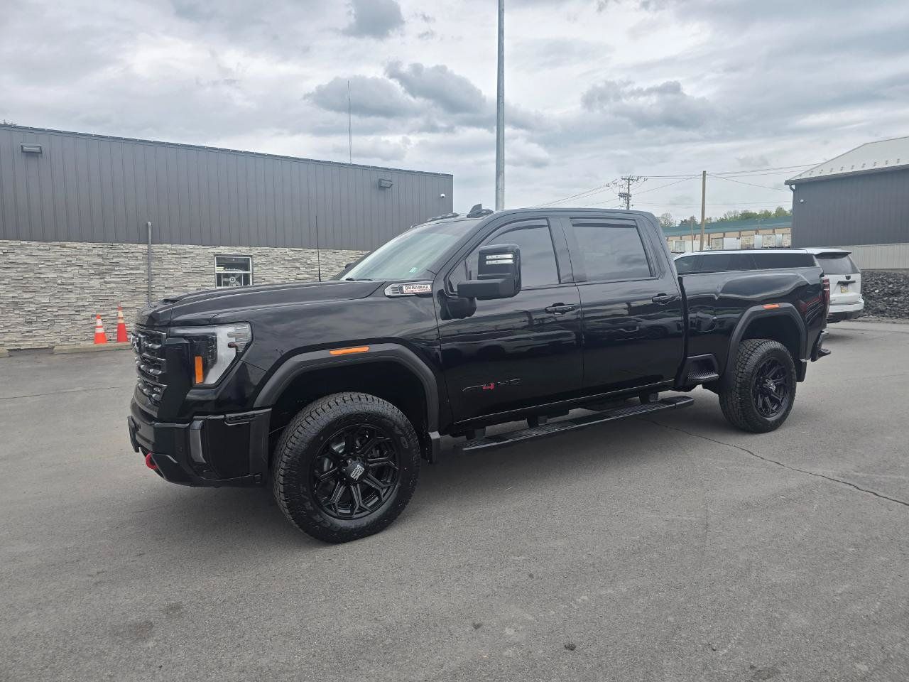 Used 2024 GMC Sierra 3500 AT4 w/ AT4 Preferred Package AWD/4WD image 3