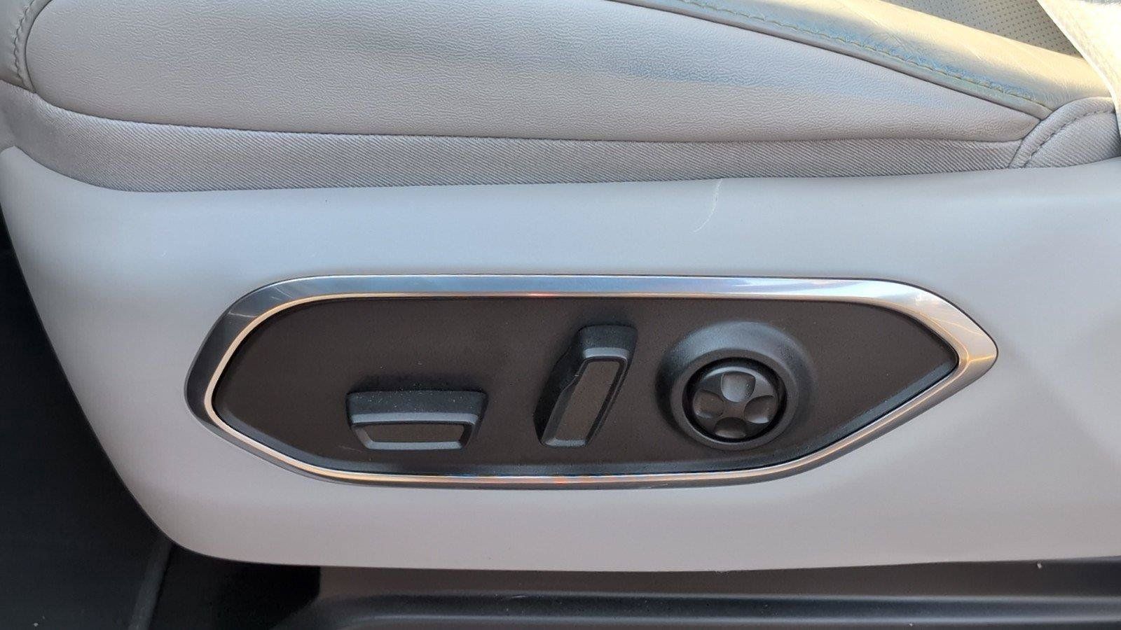 Used 2023 Jeep Wagoneer 4WD w/ Premium Group I image 20