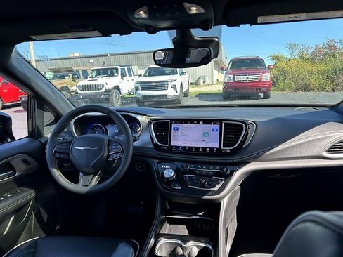 Used 2024 Chrysler Pacifica Limited w/ S Appearance Package image 8