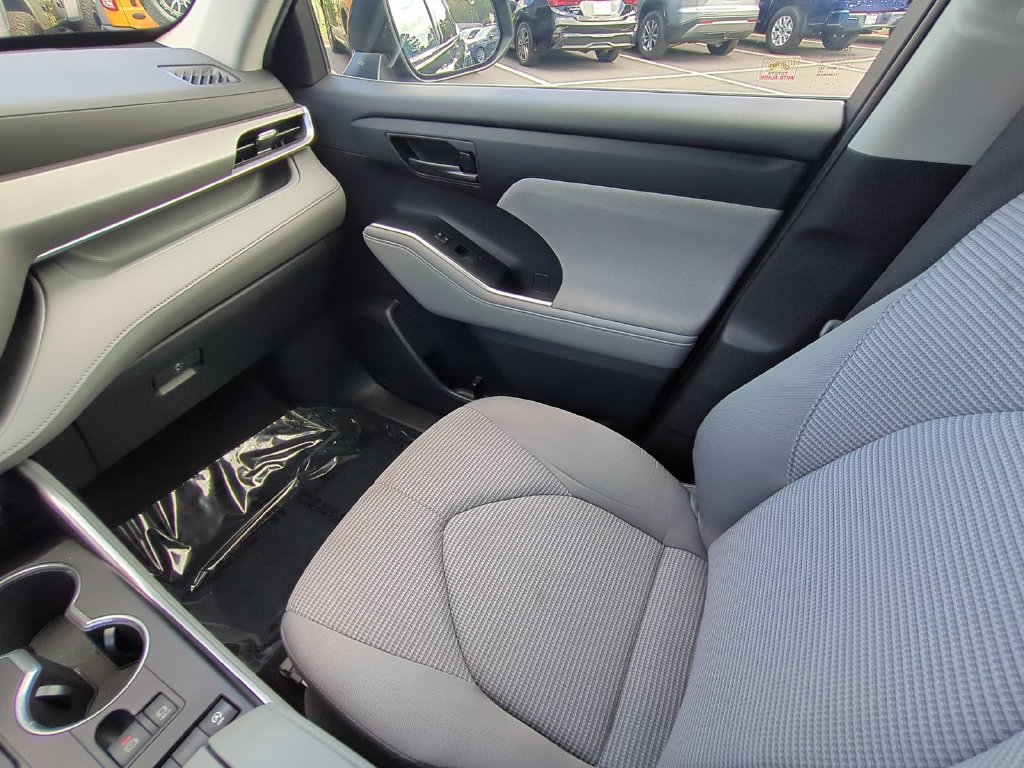 Used 2020 Toyota Highlander LE FWD image 15