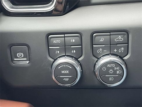 New 2026 GMC Sierra 2500 Denali Ultimate w/ LPO, Black Badging Package image 18