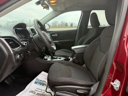 Used 2019 Jeep Cherokee Latitude w/ Popular Appearance Group image 28