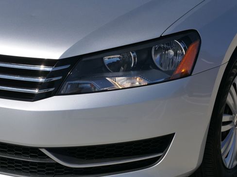 Used 2015 Volkswagen Passat 1.8T Limited Edition image 8