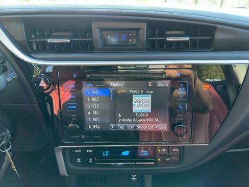 Used 2017 Toyota Corolla SE image 18