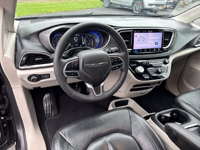 Used 2022 Chrysler Pacifica Touring-L FWD image 14