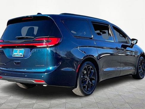 Used 2025 Chrysler Pacifica Limited image 5