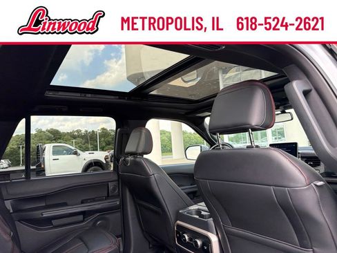 Used 2024 Ford Expedition Limited AWD/4WD image 3