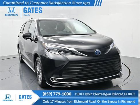 Used 2024 Toyota Sienna XLE image 1