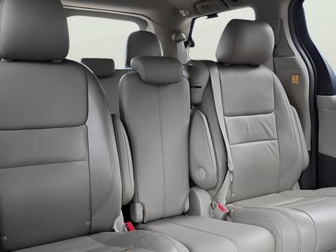 Used 2012 Toyota Sienna XLE FWD image 16