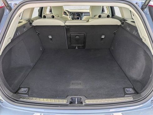 Used 2022 Volvo V60 T5 Cross Country image 16