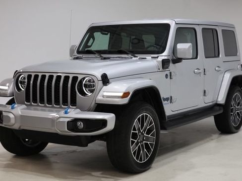 Used 2022 Jeep Wrangler Unlimited Sahara AWD/4WD image 3