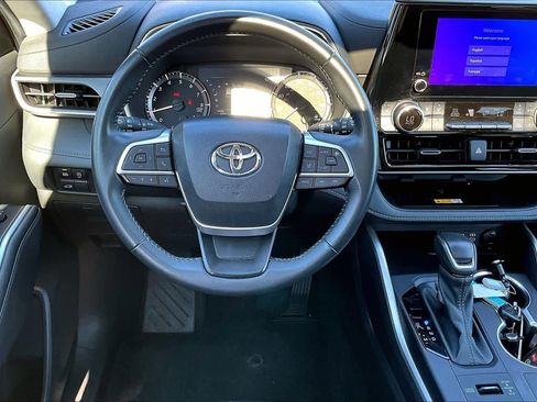 Certified 2024 Toyota Highlander XLE image 6