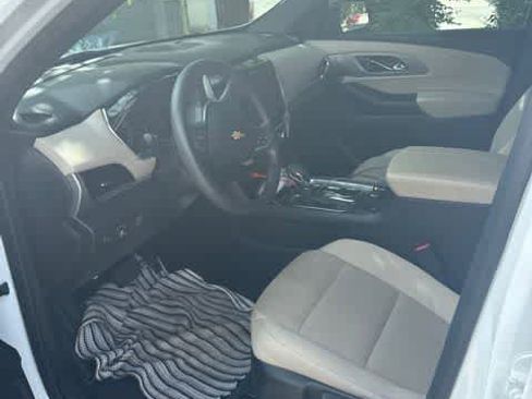 Used 2023 Chevrolet Traverse LS FWD image 2