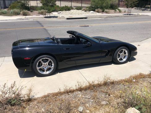 Used 1999 Chevrolet Corvette Convertible RWD image 17