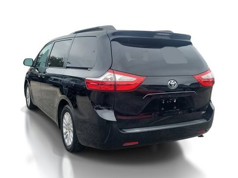 Used 2016 Toyota Sienna XLE image 3
