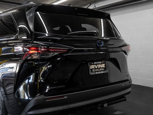 Used 2025 Toyota Sienna XLE Woodland Edition image 15