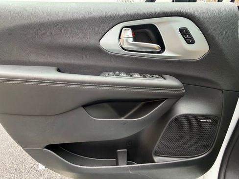 New 2026 Chrysler Pacifica Limited w/ Uconnect Theater Family Group image 28