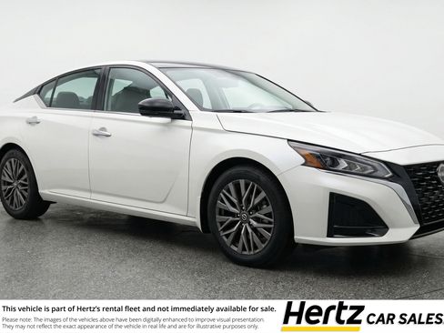 Used 2025 Nissan Altima 2.5 SV image 1