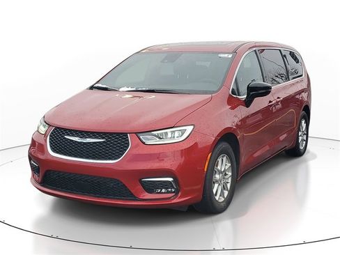 New 2026 Chrysler Pacifica Select image 2