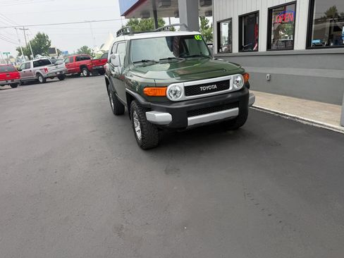 Used 2014 Toyota FJ Cruiser 4WD w/ Upgrade Package image 2