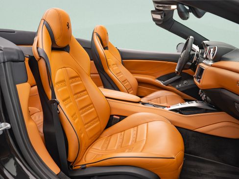 Used 2015 Ferrari California T RWD image 16