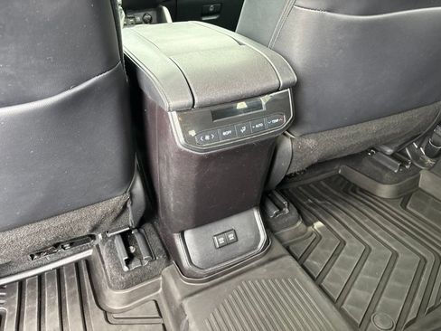 Used 2020 Toyota Highlander XLE FWD image 28