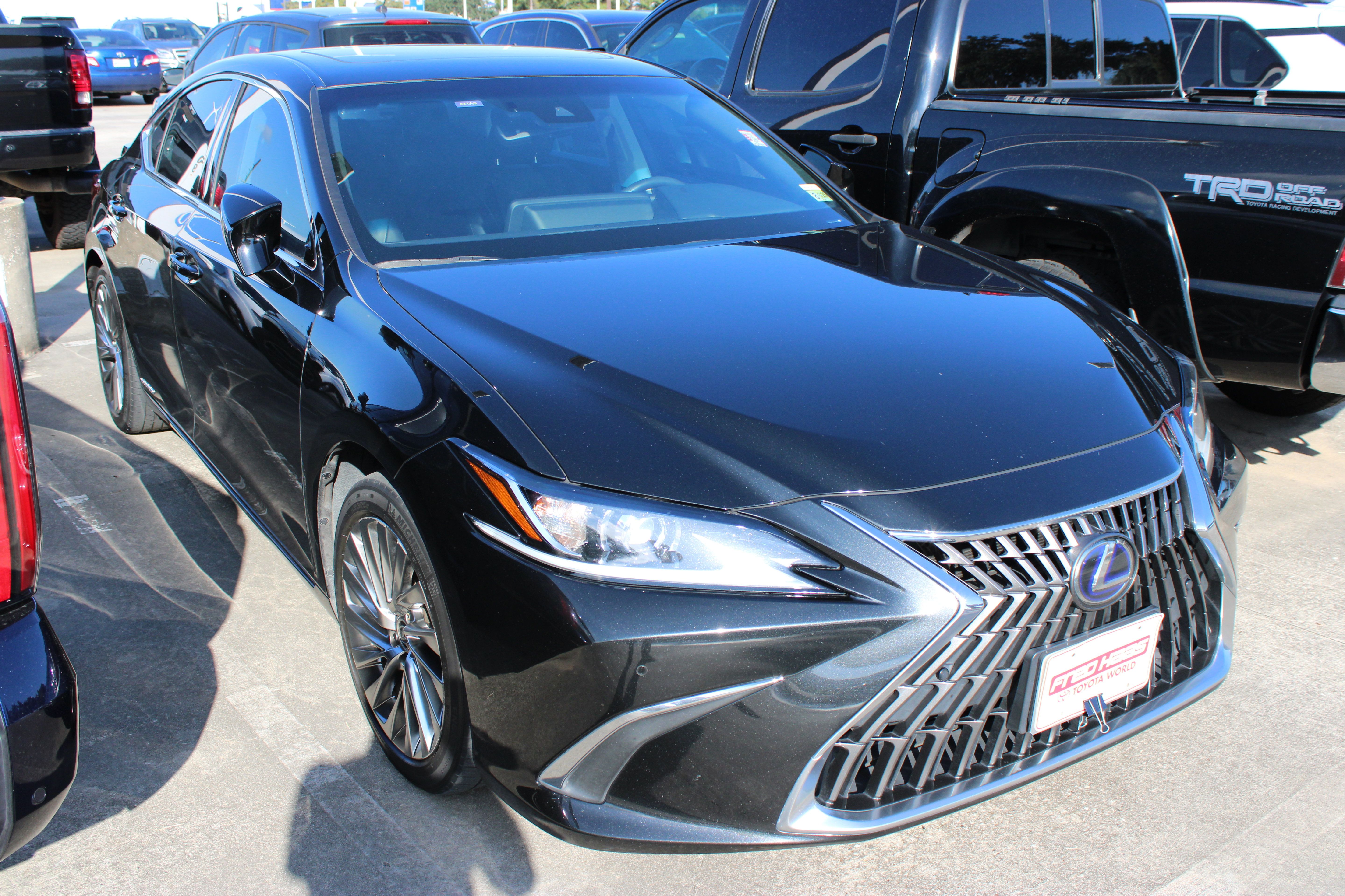 Used 2022 Lexus ES 300h w/ Accessory Package FWD image 2