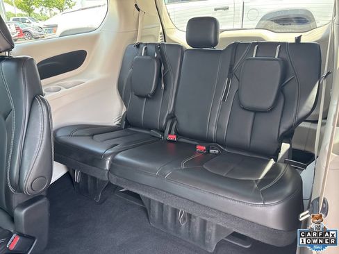 Used 2024 Chrysler Pacifica Touring-L FWD image 33