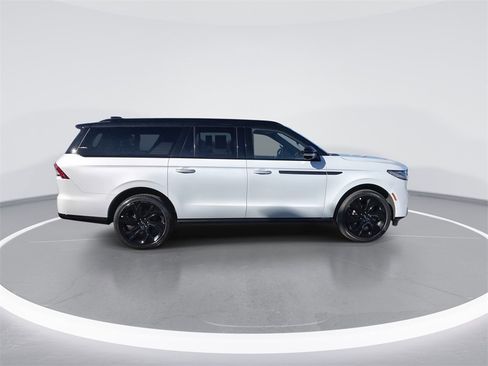 Used 2025 Lincoln Navigator L Black Label image 9