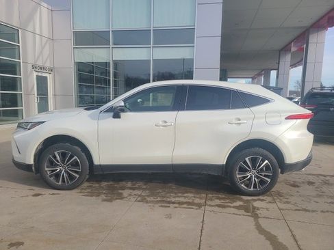 Used 2022 Toyota Venza LE image 4