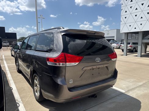 Used 2011 Toyota Sienna LE w/ Towing Pkg FWD image 5