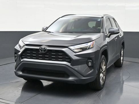 Used 2022 Toyota RAV4 XLE Premium image 8