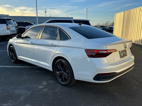 Used 2024 Volkswagen Jetta SE w/ Panoramic Sunroof Package image 8