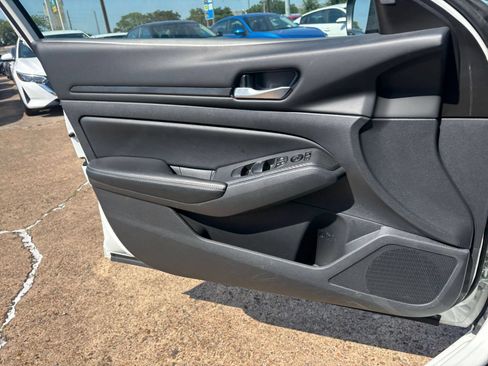 Used 2025 Nissan Altima 2.5 SV FWD image 18