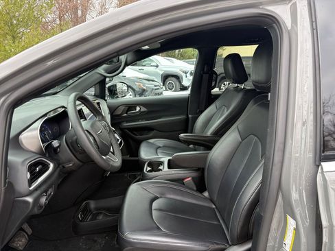 Used 2025 Chrysler Pacifica Select image 24