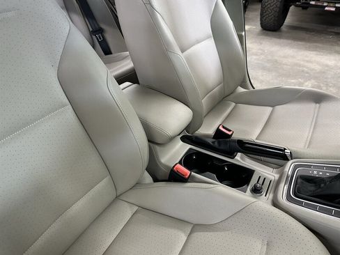 Used 2015 Volkswagen Golf TDI S FWD image 29
