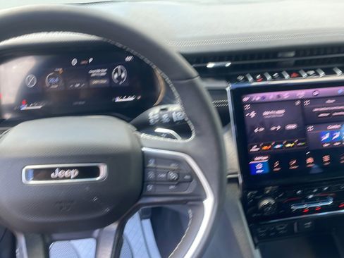 Used 2025 Jeep Grand Cherokee Limited w/ Luxury Tech Group II AWD/4WD image 21
