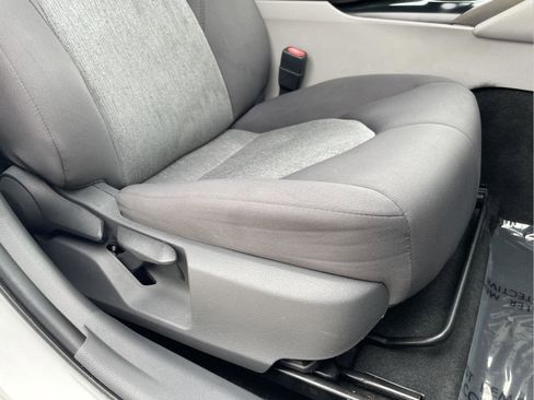 Used 2020 Toyota Camry LE image 9