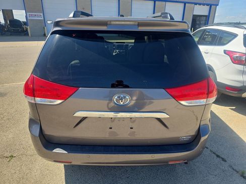 Used 2014 Toyota Sienna XLE image 17
