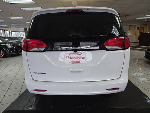 Used 2023 Chrysler Voyager LX FWD image 5